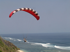 Bali - Volar en parapente en las playas Timbis