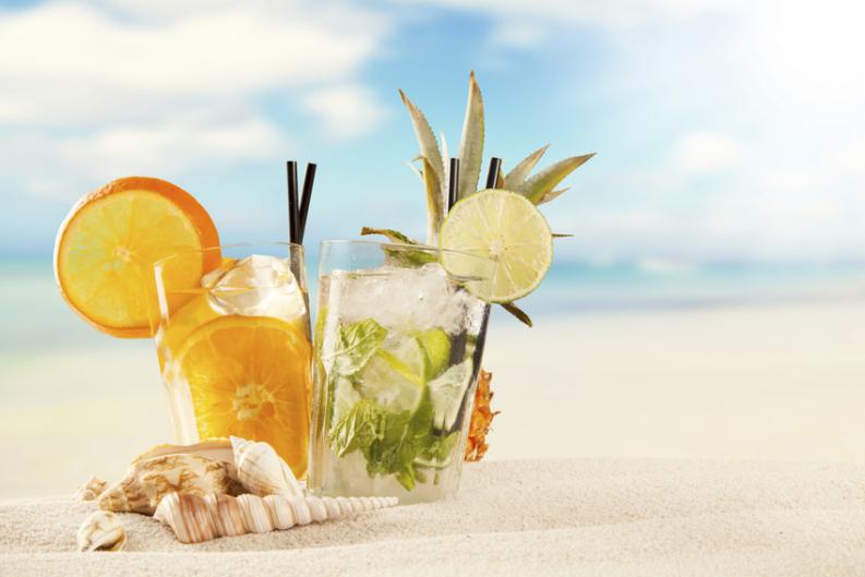 Disfrutar de unos tragos en la playa