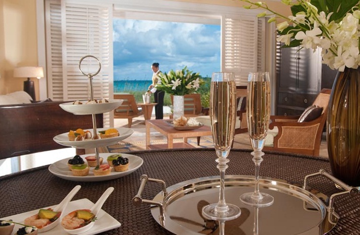 Bali - Champagne, appetizers y flores en la habita