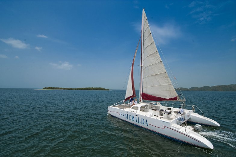 Levantado - Alquiler de catamarán con tripulación